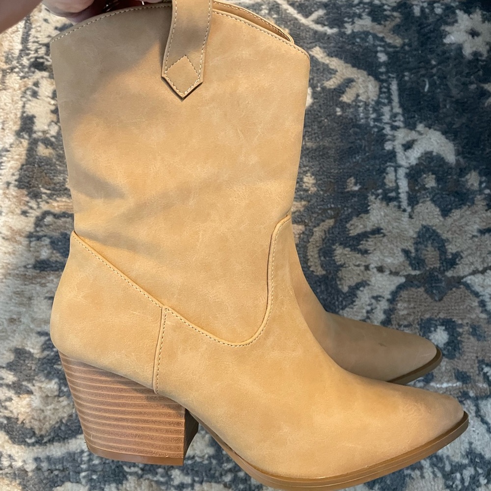 Mid rise cowboy boots